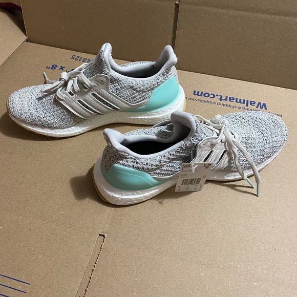 Size 8.5 women’s Ultraboost - Picture 1 of 3